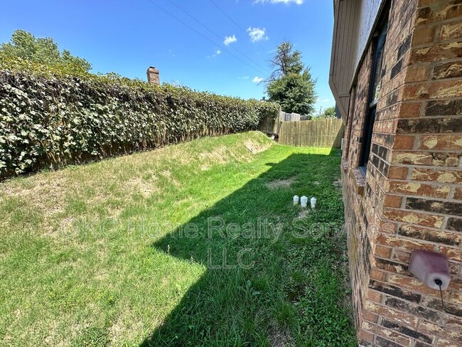 Building Photo - 1162 N Eagle Ln