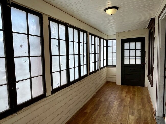 Building Photo - 3 Bed 1 Bath Single Family Home in Rhinela...