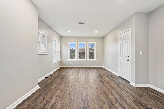 Building Photo - 301 Rochelle St