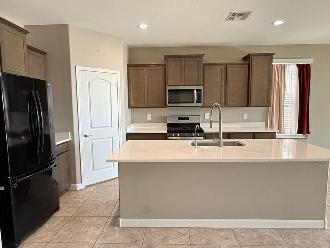 Building Photo - Beautiful Newer 4 Bedroom 3 Bathroom Anthem at Merrill Ranch Home!