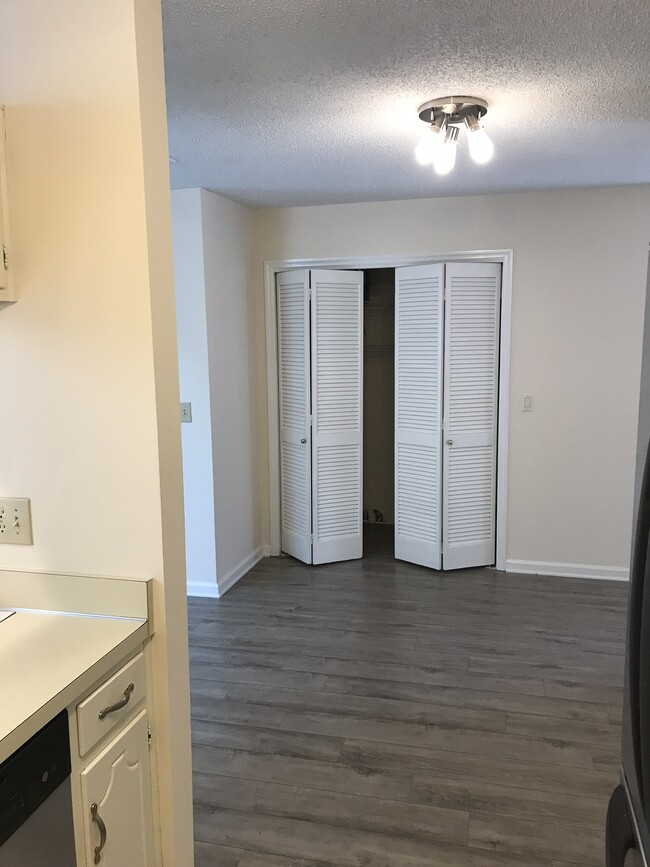 Building Photo - 324 Yorkshire Cir