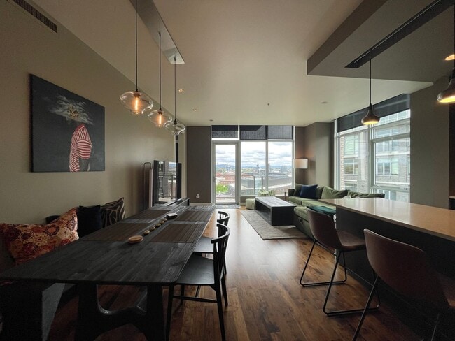 Building Photo - Incredible 1Bd/1Ba Fully Furnished Condo in the Pearl!!!! Corner Unit with Spectacular Views & Ga...