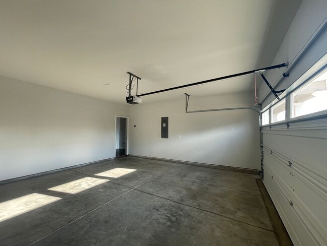 Building Photo - 4 Bed, 2 Bath New Build