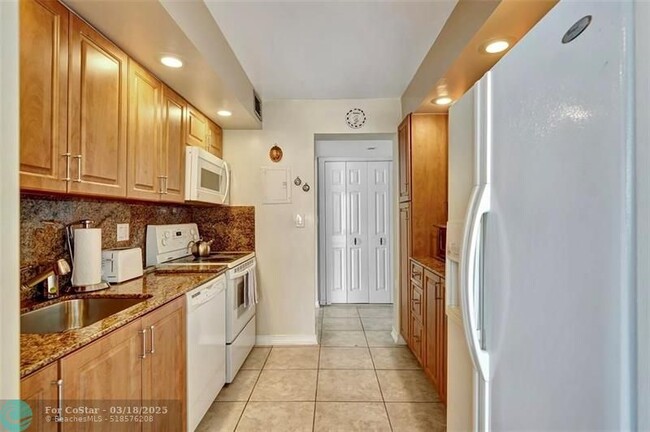Building Photo - 3113 S Ocean Dr
