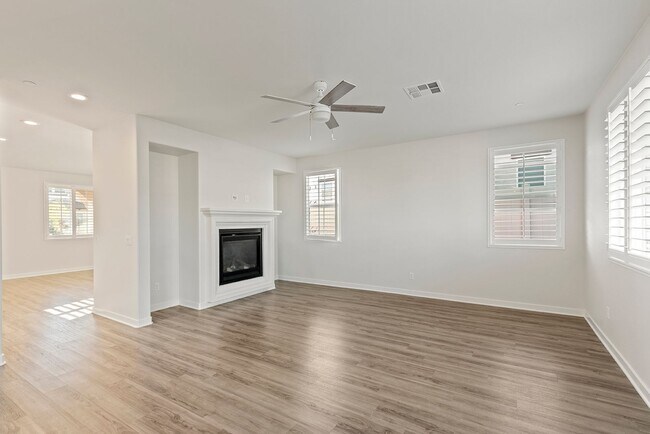 Building Photo - Comfort Meets Coastal Living 4 Bed 2.5 Bath in Oceanside!