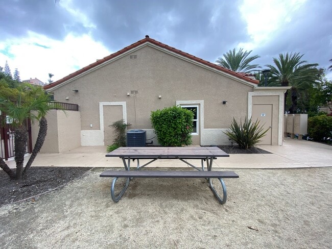 Building Photo - *Special Offer* Beautifully Renovated 1-Be...