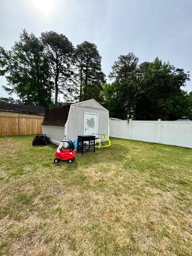 Building Photo - 4 bed 2 Bath Home for Rent in Portsmouth!