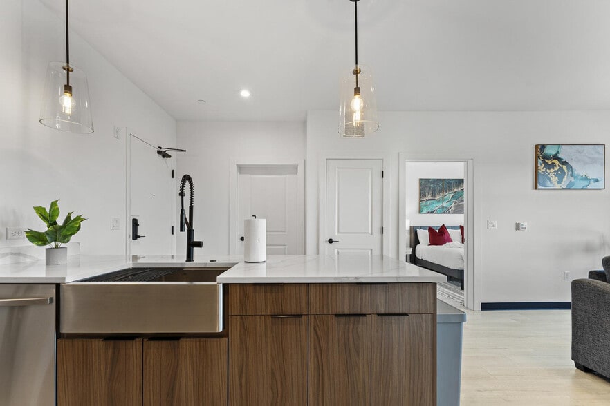 Building Photo - 600 Broadway-SI ID1240310P