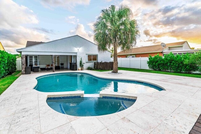 Building Photo - 8111 Cedar Hollow Ln