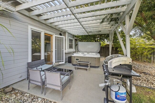 Building Photo - 2416 S Tiger Lily Dr