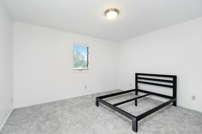 Building Photo - Large Family home For rent!