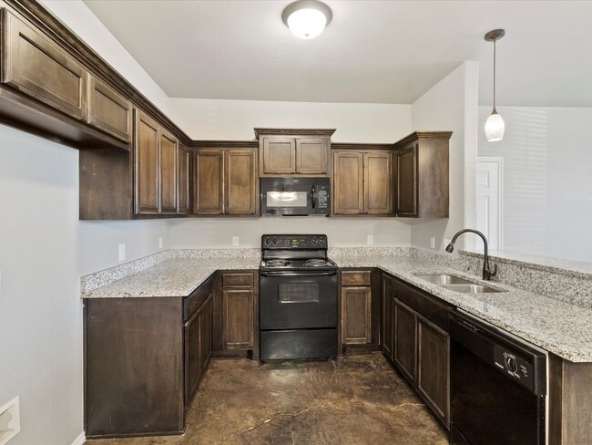 Building Photo - 3br 2ba duplex with 2 car garage!