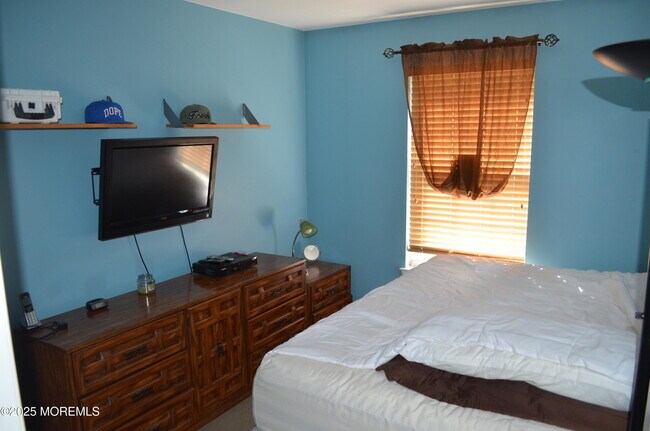Building Photo - 24 Uxbridge Dr