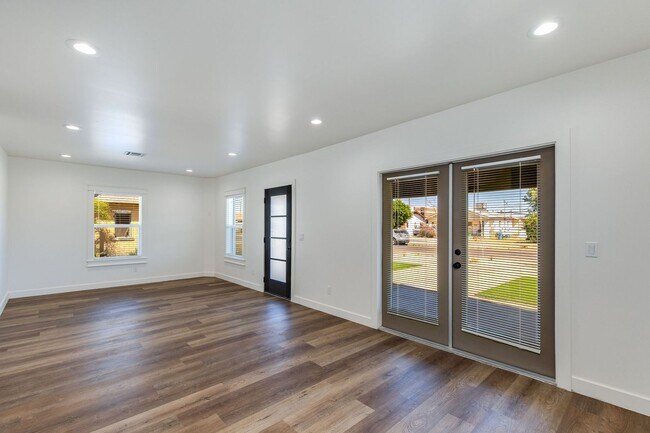 Building Photo - 1329