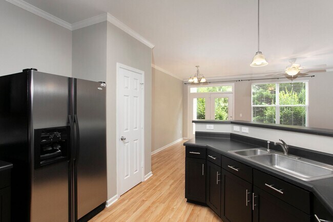 Building Photo - Gorgeous 2 Bedroom Townhome In Great West ...