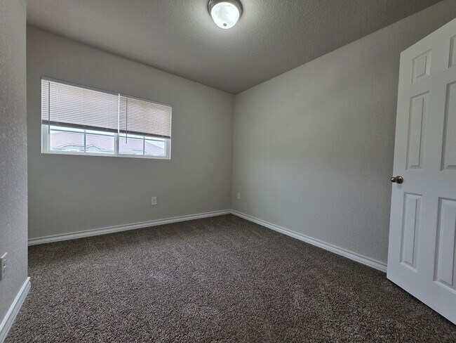 Building Photo - Town home for rent