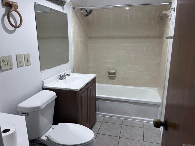 Building Photo - 3135 Woodcrest Dr
