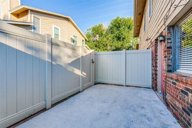 Building Photo - Newly Renovated Two Bedroom Condo in Carrollton!