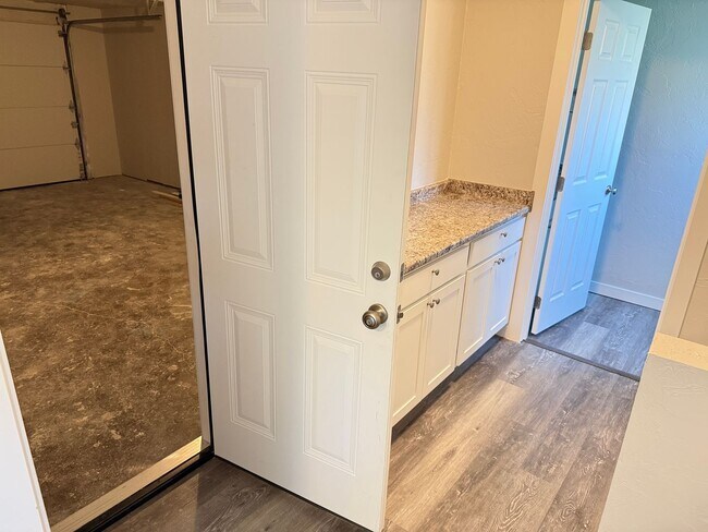 Building Photo - New 2 bed 1 1/2 bath duplex in Springfield!