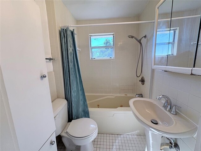 Building Photo - 2320 Crest Dr