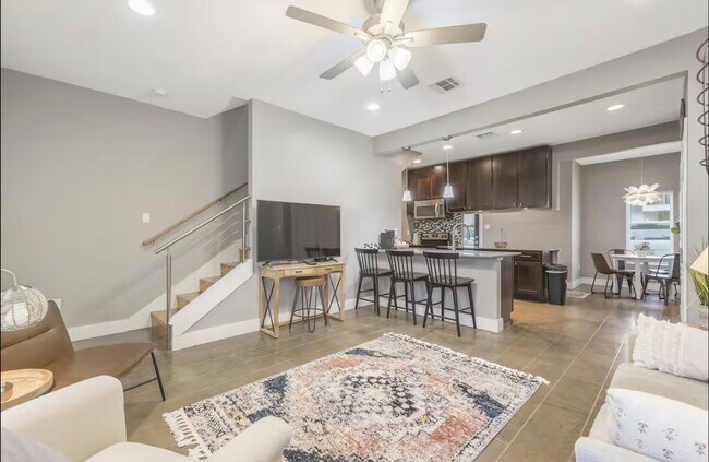 Building Photo - 113 Bayou St