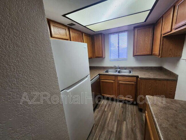 Building Photo - 1215 E Lemon St