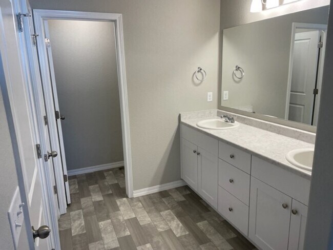 Building Photo - LIKE NEW 3BD TOWNHOME w/2.5 CAR GARAGE and A/C in NE COL SPGS - Deposit Waiver Available