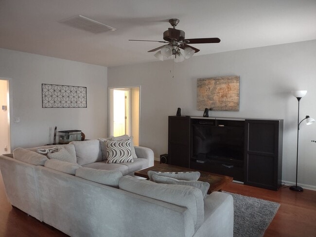 Building Photo - Outstanding FIVE Bedroom Home in Northeast Columbia!