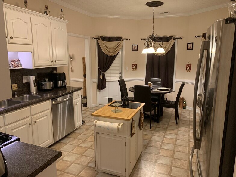 Building Photo - 1866 Whitley Rd