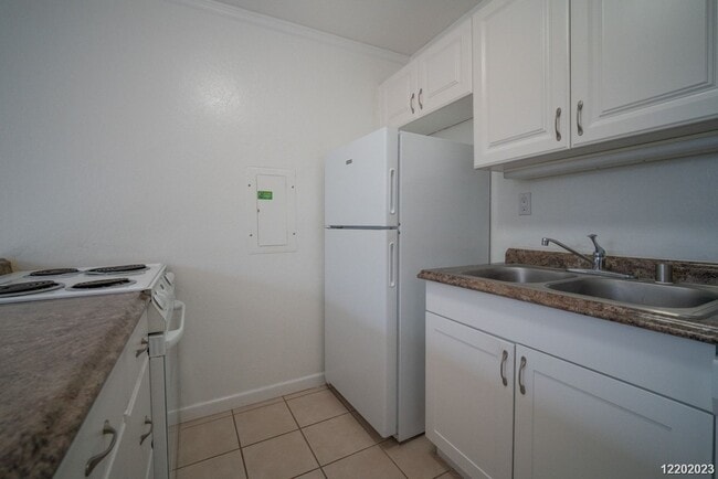 Building Photo - This 2 bedroom, 1 bathroom unit is on the 2nd story in the Makaha Valley Plantation condos. It is...