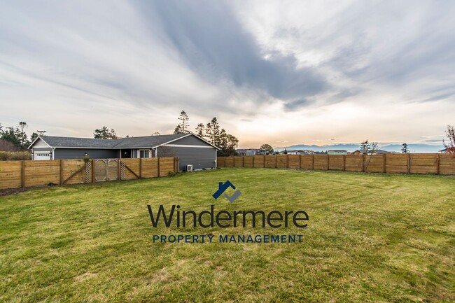 Building Photo - 3 Bedroom Home in Sierra - Fully Fenced/La...