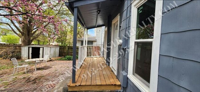 Building Photo - Large 2-story 4 Bed 1.5 Bath Home in Leave...