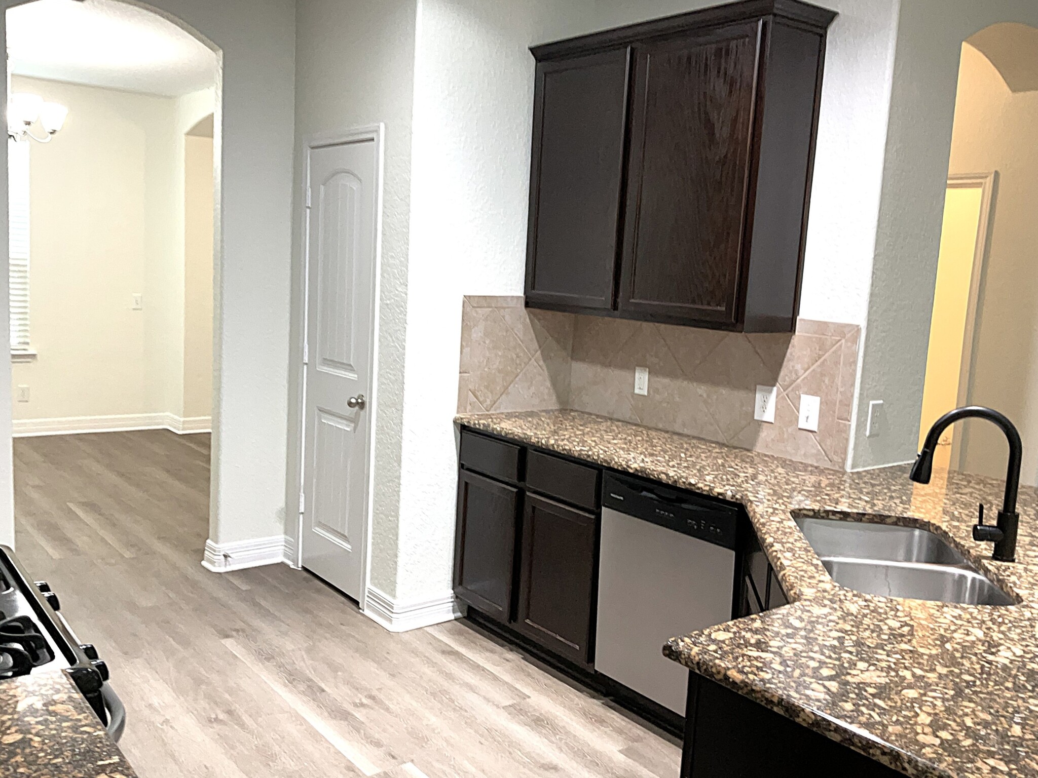 Building Photo - 736 Community Dr