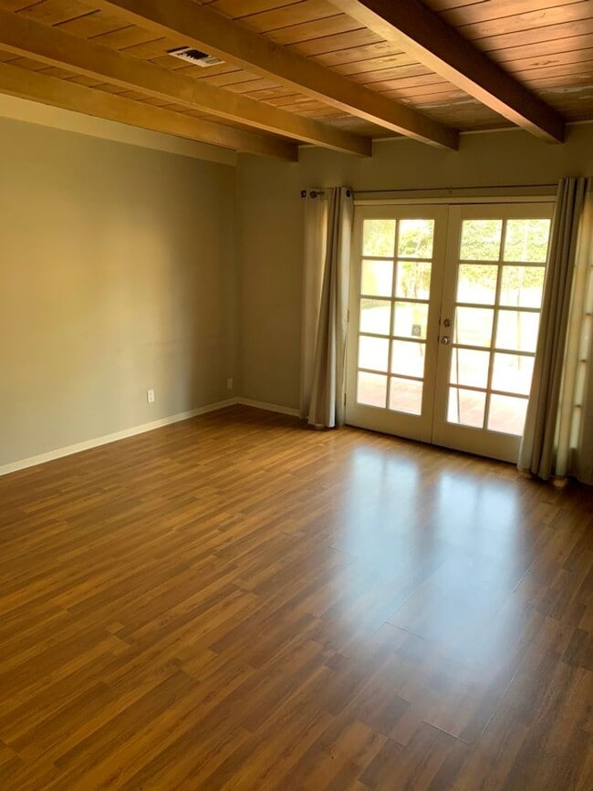 Building Photo - Sherman Oaks 3+2 w/appliances, family room, central air + more! (13627 Huston)