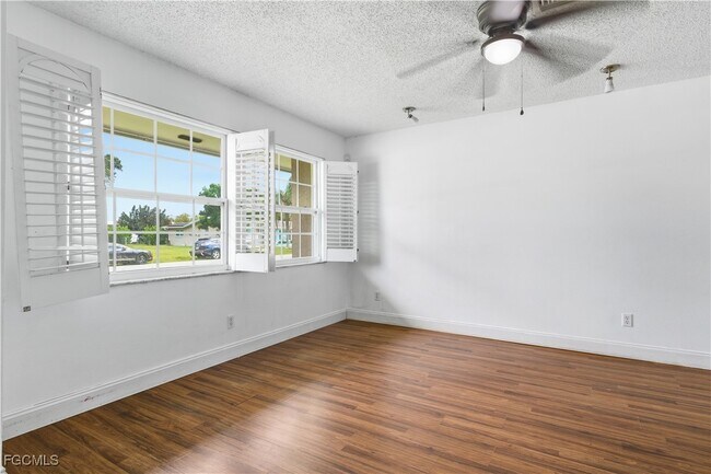 Building Photo - 4520 SE 11th Pl