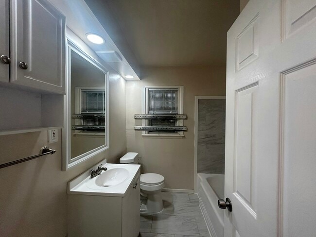 Building Photo - 5070 Lafontaine St