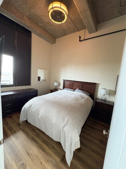 master bed - 320 E 21st St