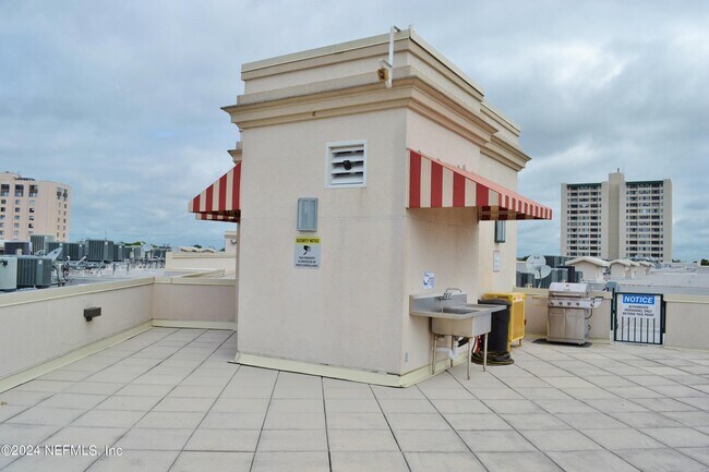 Building Photo - 1661 Riverside Ave