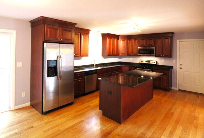 Building Photo - Privacy, Space, and Modern Comfort in Salem