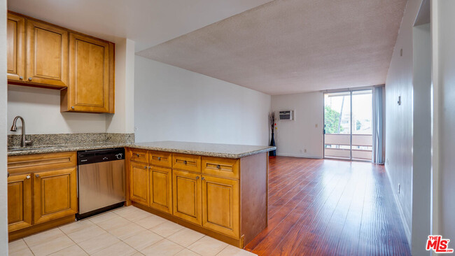 Building Photo - 425 S Kenmore Ave