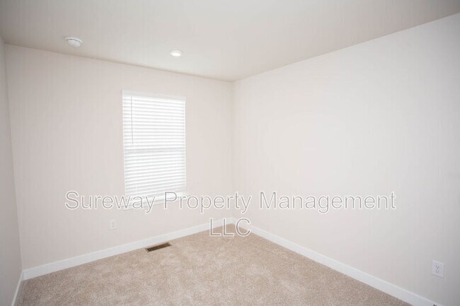 Building Photo - 8 Foxwood Dr