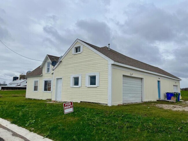 Building Photo - 2291 1/2 Day Street - Upper