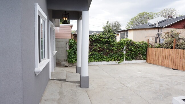 Building Photo - 10065 Arleta Ave