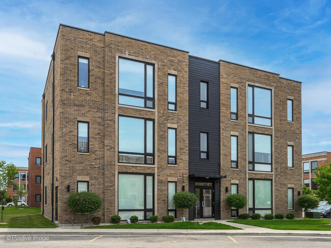 Building Photo - 2150 N Neenah Ave