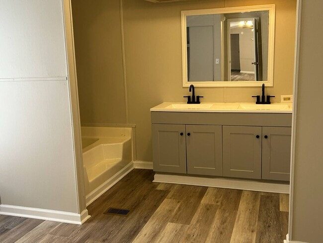 Building Photo - 97 White Oak Village