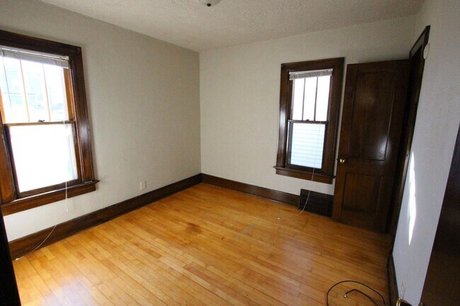 Building Photo - 3 bedroom 1 bath West Allis home with granite counters and 2 car garage