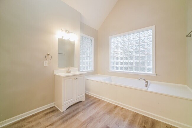 Building Photo - 3073 Essex Dr