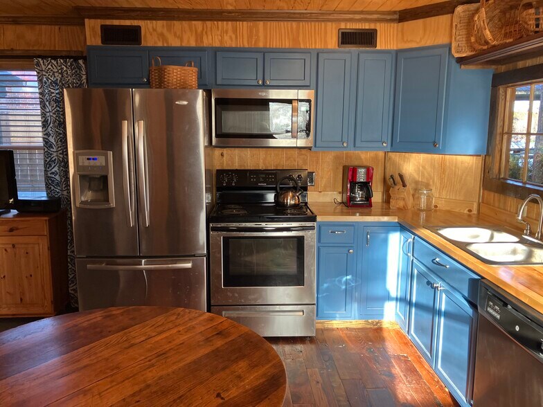 Kitchen - seating for 5 - 432 Apache Rd