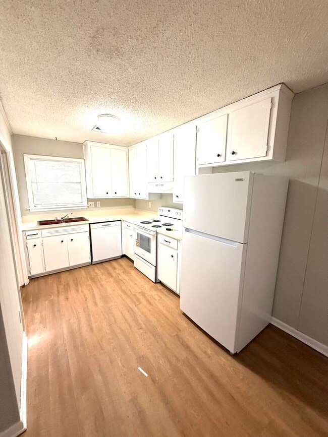 Building Photo - ** 3 Bed 2 Bath located off Woodley rd ** ...