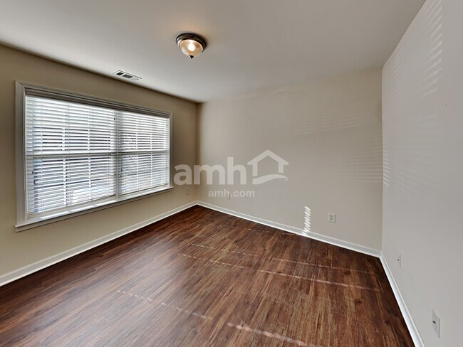 Building Photo - 407 Pinoak Dr